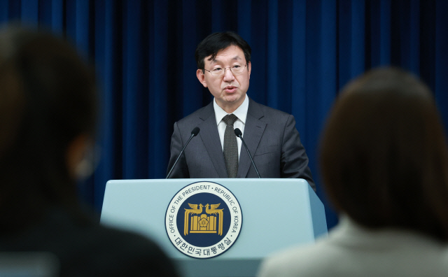 성태윤 대통령실 정책실장이 8일 오후 서울 용산 대통령실 청사에서 의대 증원 관련 브리핑을 하고 있다. 연합뉴스